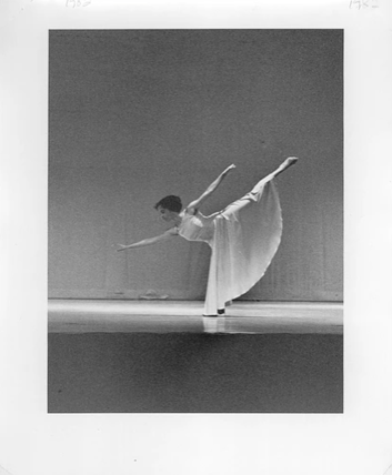 Black and white picture of modern dancer in the arabesque position
