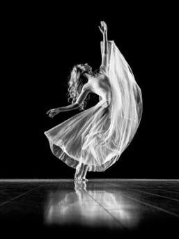 Black and white picture of ballerina in relevé 