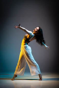 Picture of modern dancer in relevé with outstretched arms